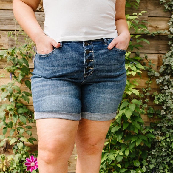 Judy Blue On the Fly Medium Wash Shorts - Picture 7 of 12